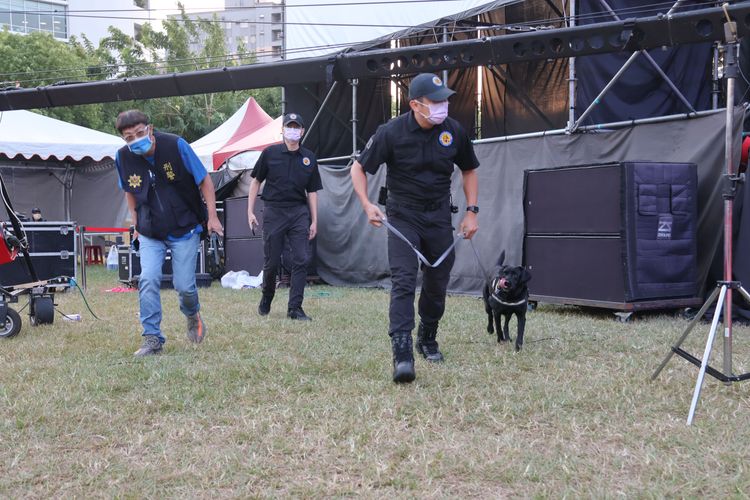 面對萬人造勢晚會，警方不敢懈怠，出動警犬巡查確保安全。張喆喜攝