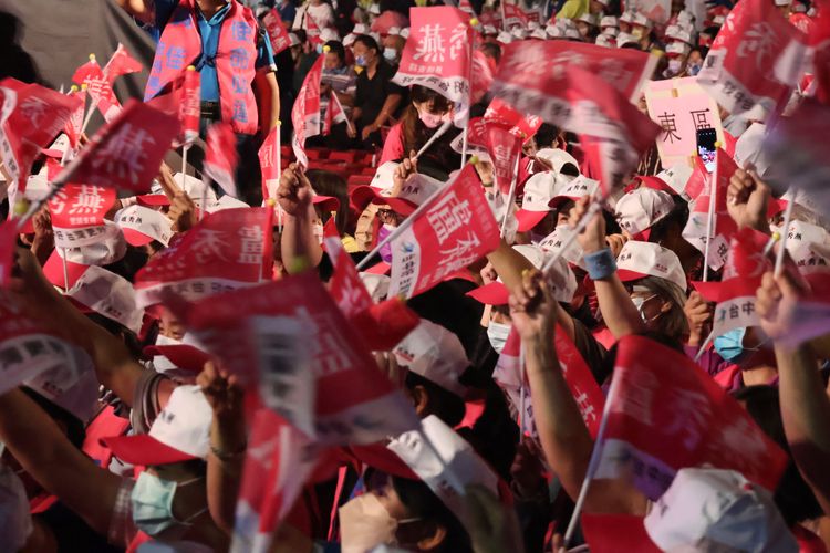 盧秀燕宣布參選連任台中市長後首場造勢晚會在太平運動場舉行，晚間湧入超過萬名支持者，現場一片粉紅旗海飛揚。張喆喜攝