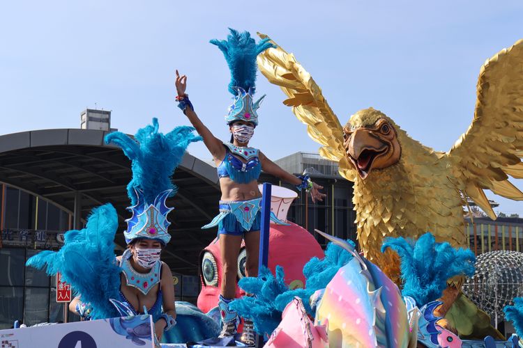 金色飛鷹搭配熱情舞者，讓民眾感受熱情的基隆。戴之聖攝