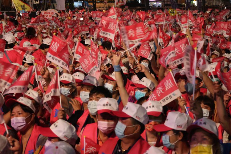 盧秀燕號召的「十全十美女力守護台灣」造勢晚會晚間7點到場持人數已經衝破一萬人！張喆喜攝