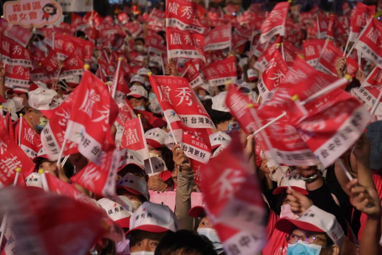 盧秀燕首場造勢晚會吸引上萬群眾參與，現場粉色旗海飛揚。資料照片