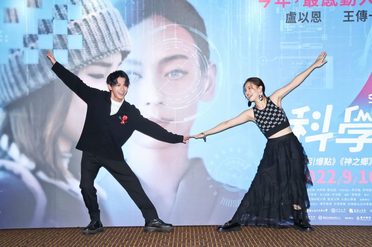 林暉閔（左）、盧以恩（右）在片中有粉紅泡泡。趙世平攝