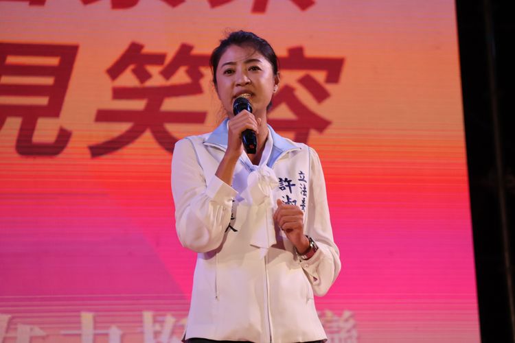 參選南投縣長的「神力女超人」許淑華一登場就有粉絲尖叫支持。張喆喜攝