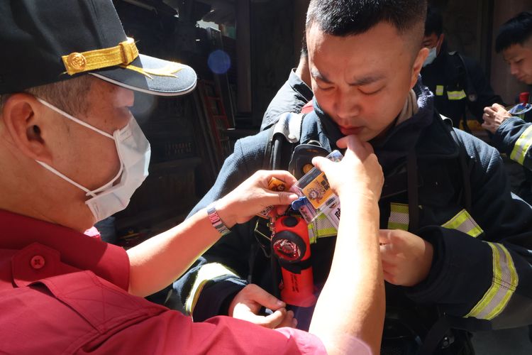 安全官為隊員掛上名牌。戴之聖攝