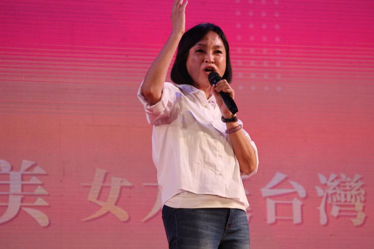 國民黨高雄市長參選人柯志恩喊出「高雄選志恩，高雄一百分！」張喆喜攝