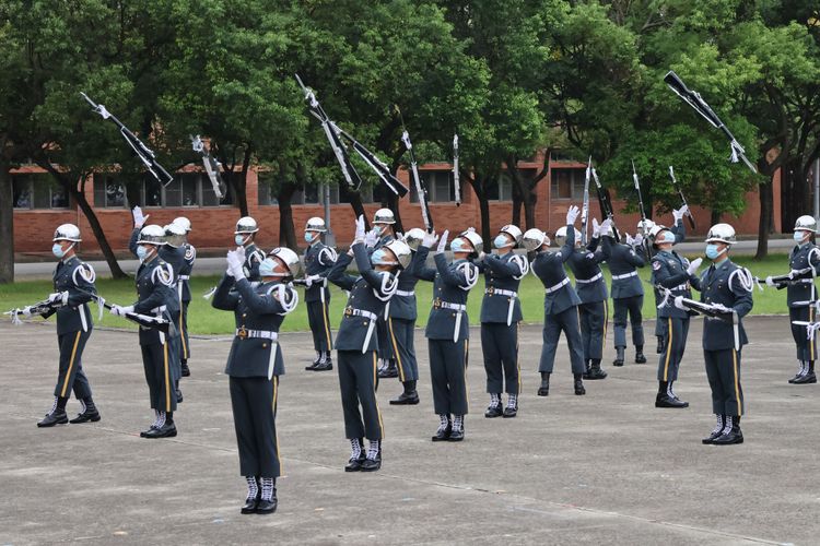 除了左手轉槍，儀隊也將在中場進行「靜默操槍」。趙世平攝