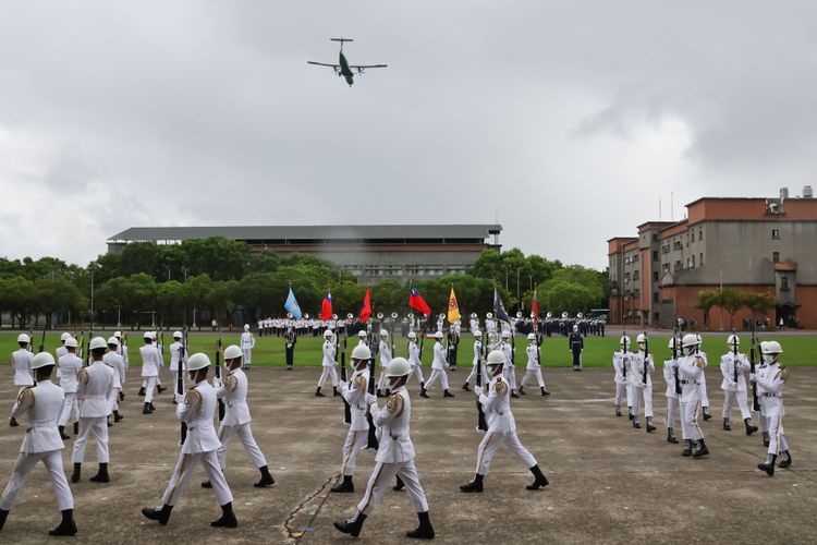 今年國慶大典，三軍儀隊將首次集體「左手轉槍」。趙世平攝