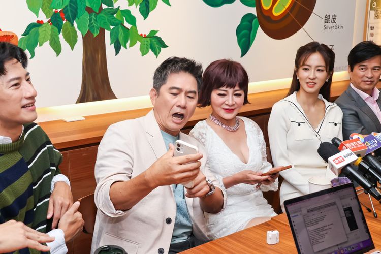 周曉涵（右二）和周孝安（左）新戲再續前緣。趙世平攝