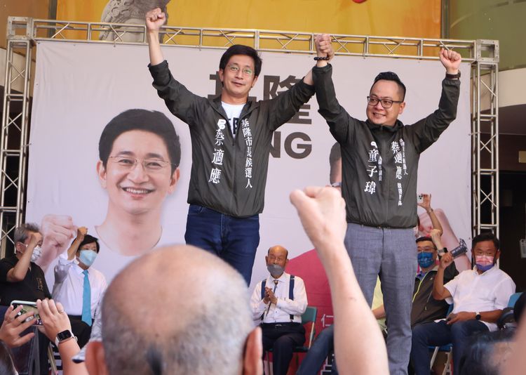 蔡適應為童子瑋站台。戴之聖攝