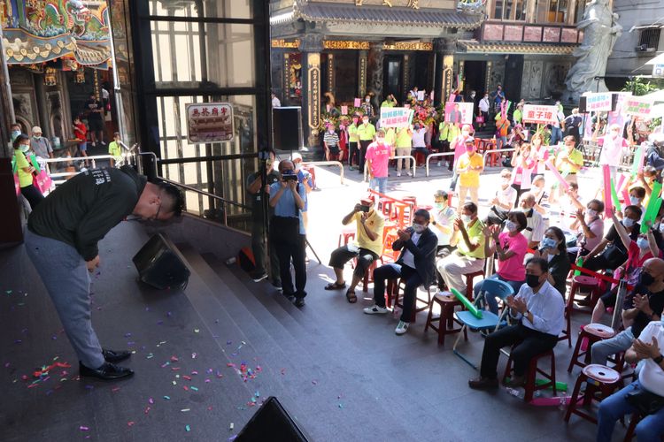 童子瑋(左)感謝基隆鄉親支持。戴之聖攝