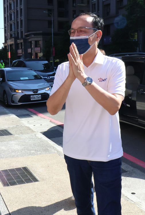 朱立倫指出，會持續溝通，國民黨推出的人選都是實實在在。戴之聖攝