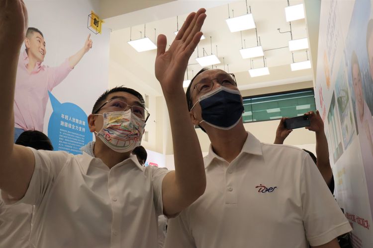 謝國樑為朱立倫介紹選舉政策。戴之聖攝