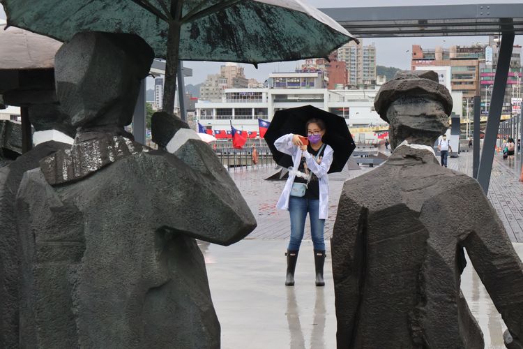 雕塑作品吸引民眾拍照記錄。戴之聖攝