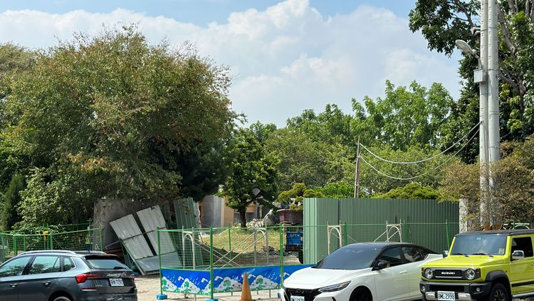 去年顏家因在楓樹里公共設施保留地興建招待所，被輿論抨擊，並遭中市府都市發展局認定3處屬違建、限期14天內自行拆除，後來顏家自請怪手工人進行拆除。王鈞生攝