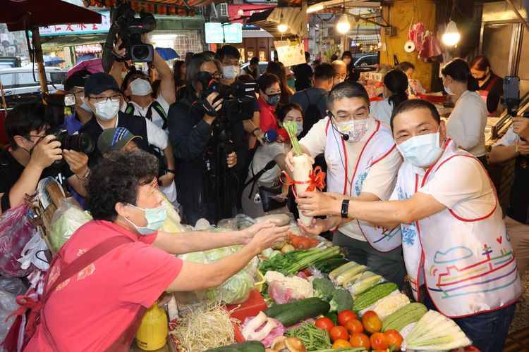 民眾送上菜頭表示好彩頭。戴之聖攝