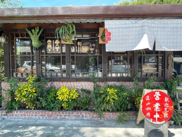 在陳姿燁的妝點下原本純樸的招待所在富里街上特別搶眼。黃盈甄攝