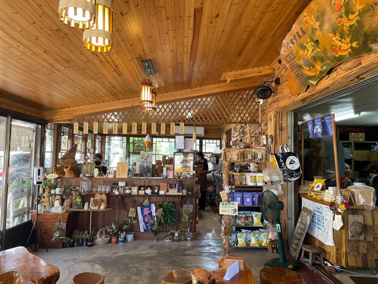 深山咖啡館的空間過去曾是陳姿燁爸爸的辦公與招待所。黃盈甄攝