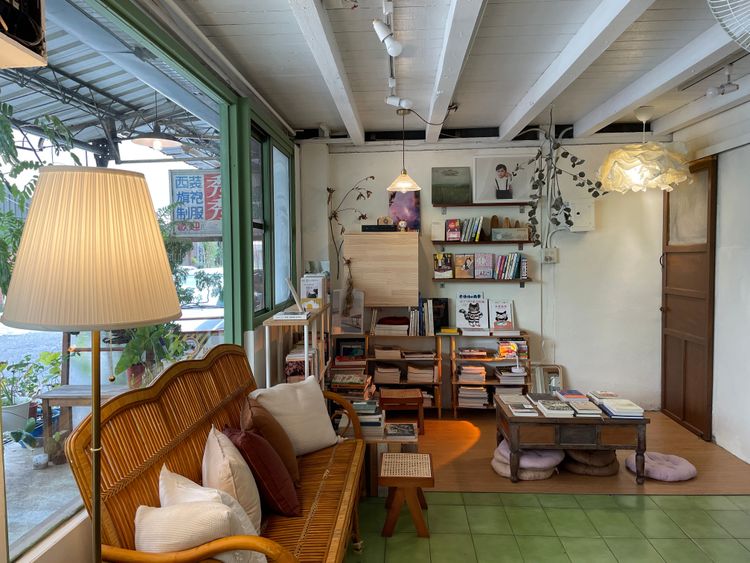 志美提供了舒適的空間供人們自在閱讀。黃盈甄攝