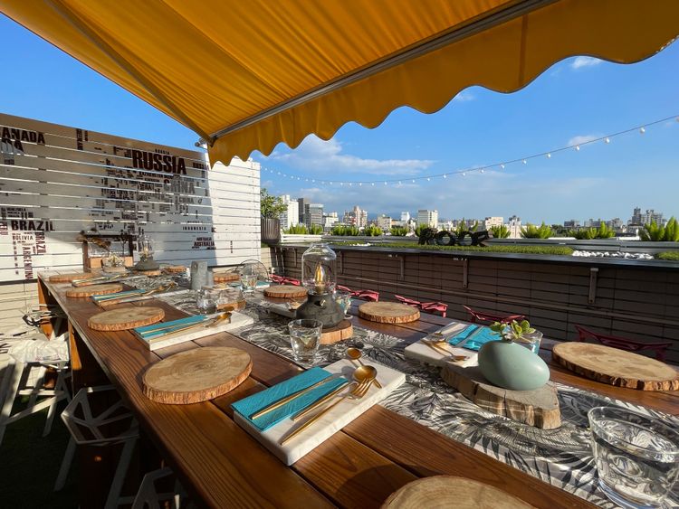 位於私宅內頂樓的「ROOF 私廚小酒館」視野超好。黃盈甄攝