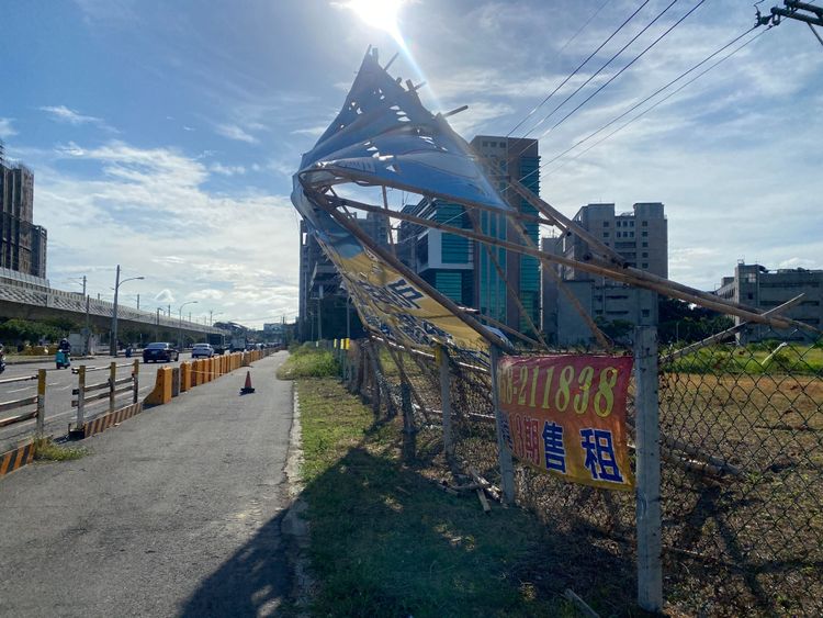 現場強風陣陣吹，若再衝破帆布後果不堪設想。張喆喜攝