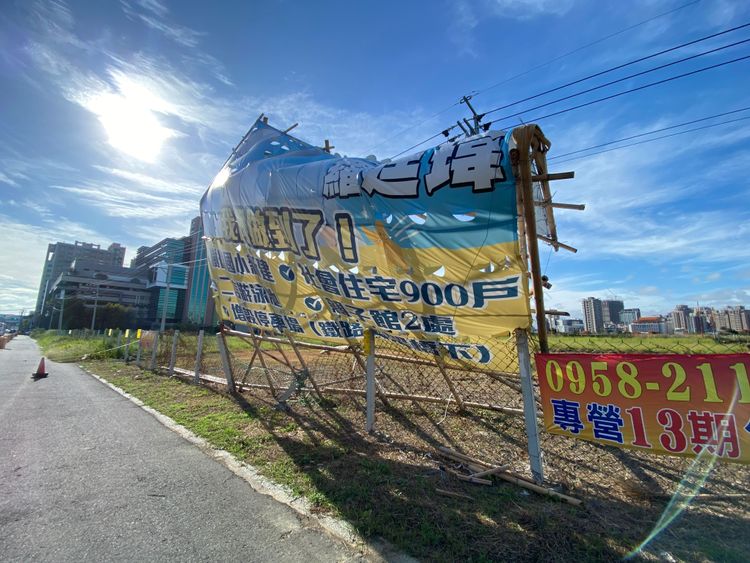 空地圍籬已被壓壞。張喆喜攝