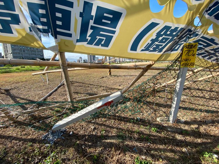 基座僅剩鐵絲撐住岌岌可危。張喆喜攝