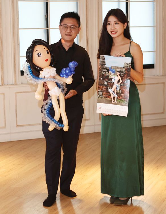 製作氣球比基尼的宋俊霖、空姐吳芷瑜。葉志明攝