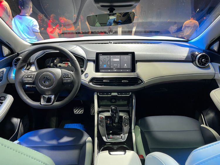 MG HS PHEV車艙中包含12.3吋數位儀表、10.1吋的懸浮式觸控螢幕、256色環艙氣氛燈，都是全車系標準配備，惟氣囊仍為標準6具規格。林浩昇攝