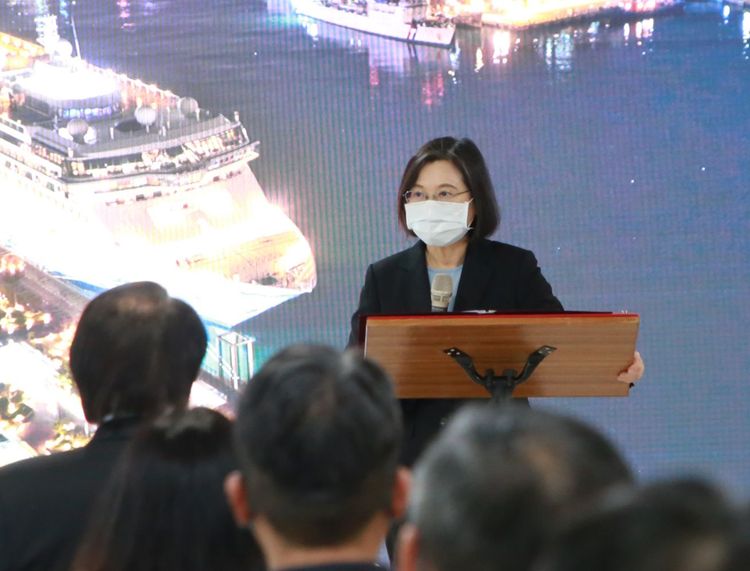 蔡英文指出，政府會全力協助業者，儘速恢復疫情前榮景。市府提供