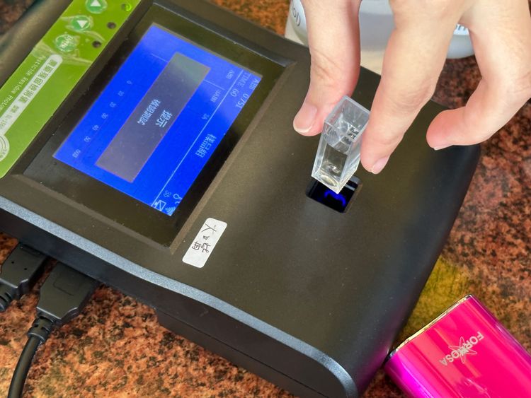 大嘴水果具備農藥檢測工具確保食品安全。黃子倫攝