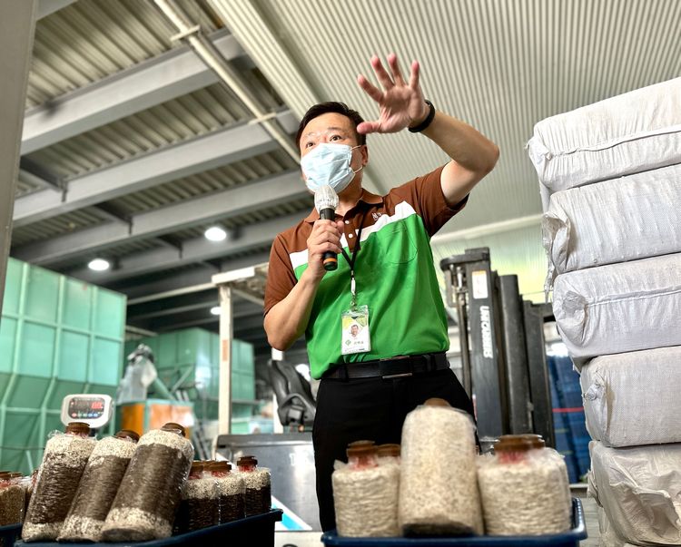 萬生總經理黃聖義對自家產品瞭若指掌，滿滿熱情。黃子倫攝