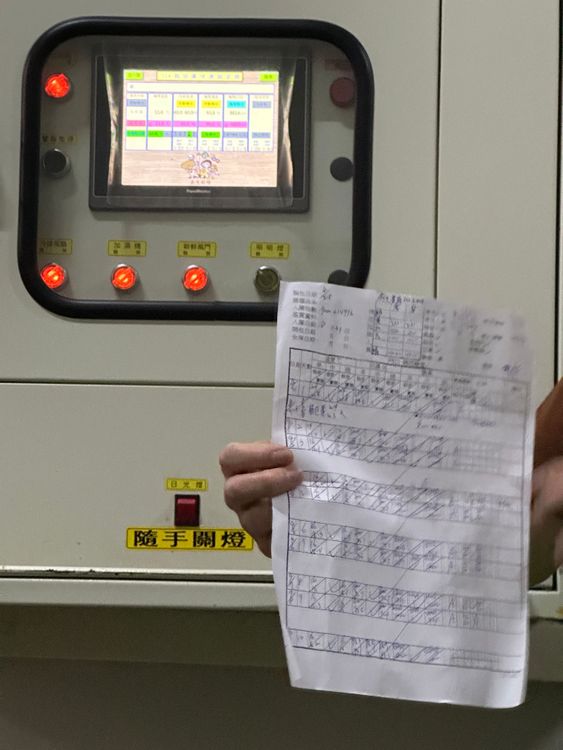 搭配智慧化濕度溫控等設備外，還得需要人力監督生長狀況。黃子倫攝