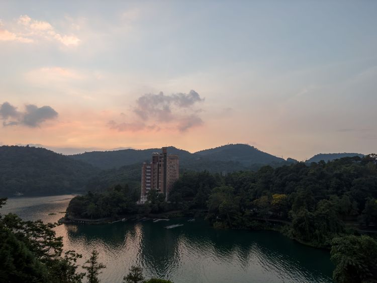 使用 Apple ProRAW 格式在 1x 主鏡頭拍攝的黃昏日月潭。黃子倫攝