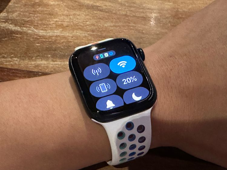 以一般查看通知等陽春使用方式，100% 的電力到 20%，約經過 33 小時使用時間（9/15 AM 7:12 到 9/16 PM 20:34）。黃子倫攝