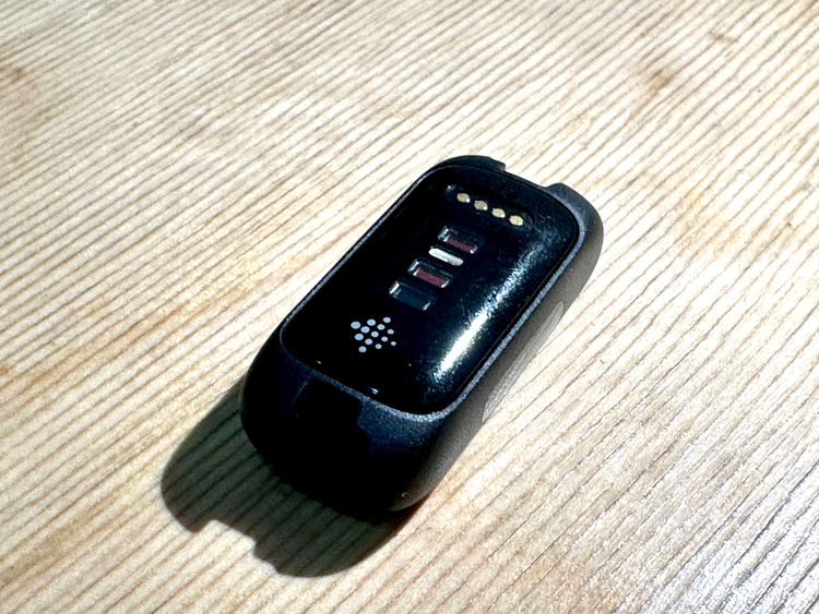 錶背感測器與兩邊觸控按鈕。黃子倫攝