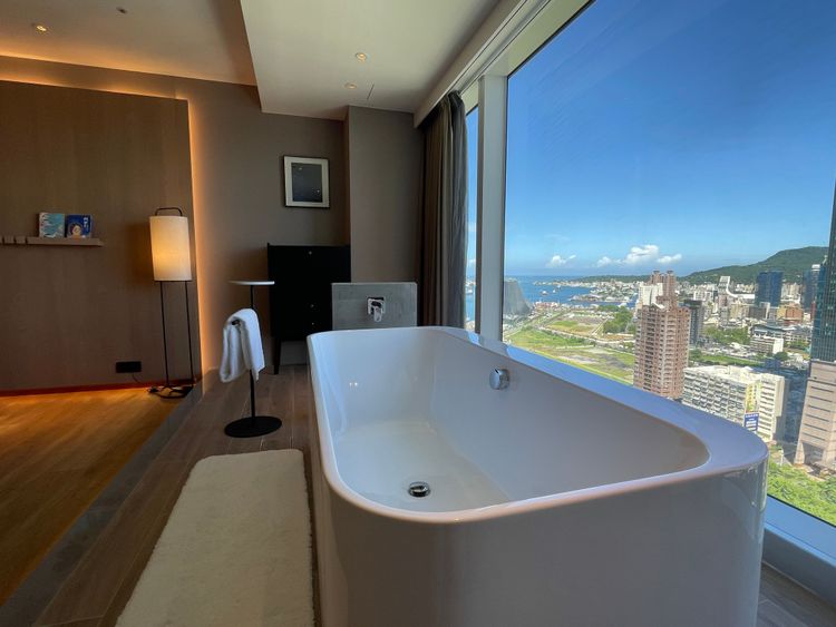 客房大片落地窗的設計，讓旅人在房間內就可愜意欣賞港都迷人風光。黃盈甄攝