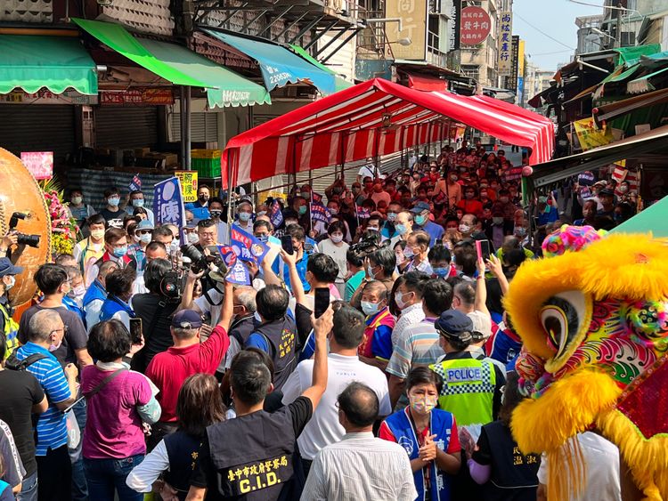 盧秀燕走進與市議員陳政顯聯合競總成立大會會場受到民眾夾道歡迎。盧秀燕競總提供