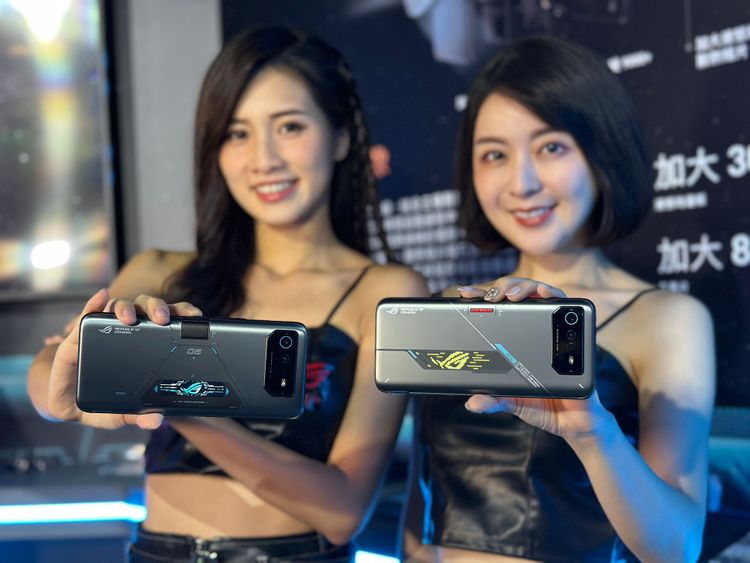 ROG Phone 6D Ultimate（左）與 ROG Phone 6D。黃子倫攝