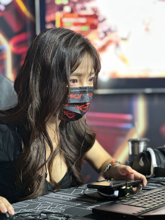 實況主貝莉莓在記者會現場直播。黃子倫攝