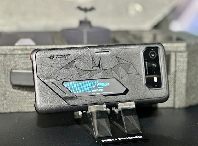 ROG Phone 6 蝙蝠俠版，預計十月開賣 12GB+256B，售價 35990 元。 黃子倫攝
