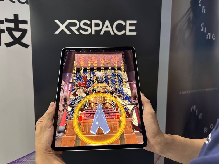 利用手機/平板感測器來模擬拜拜的線上體驗。黃子倫攝