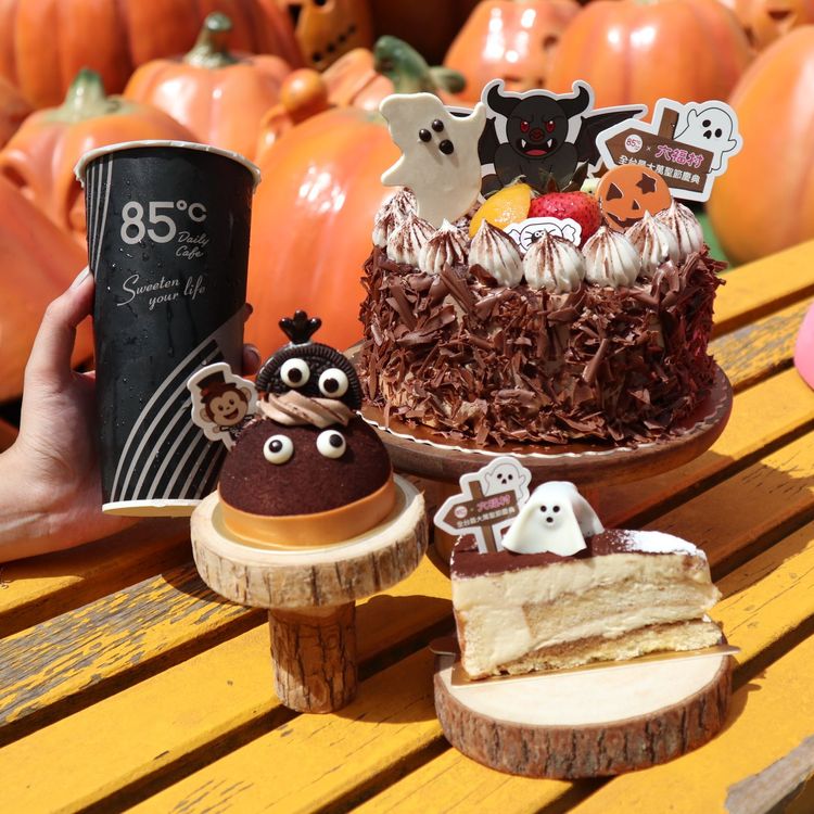 迎接萬聖節，85℃聯名六福村餐旅集團推出三款限量萬聖節蛋糕。《85℃》提供