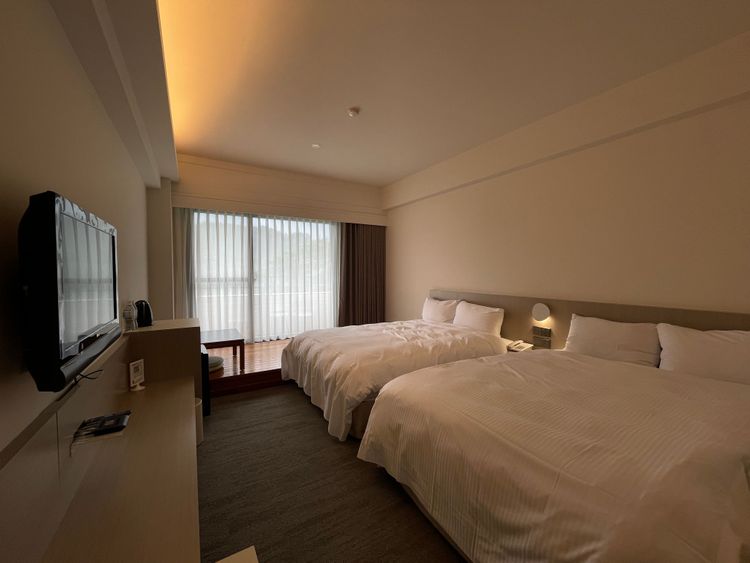 第一階段完成的「雅緻／景觀雙人房」以木質調色系打底，營造典雅知性風格，圖為和式房型。黃盈甄攝