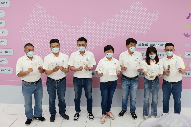 盧秀燕競選總部七總幹事今天在粉色打卡牆上合影留念。盧秀燕競總提供