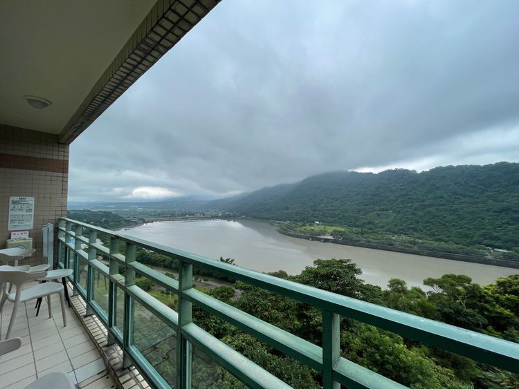 270度的陽台欣賞石門水庫晨昏晴雨的不同韻味的景致。黃盈甄攝