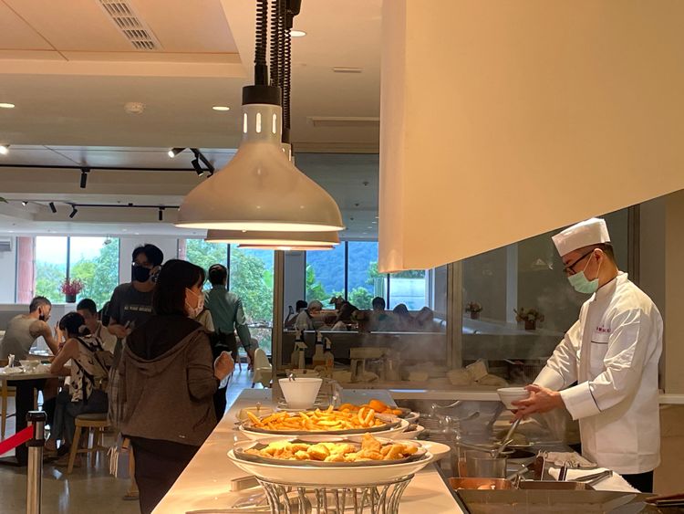 自助早餐提供多款現煮面食，如牛肉麵等。黃盈甄攝