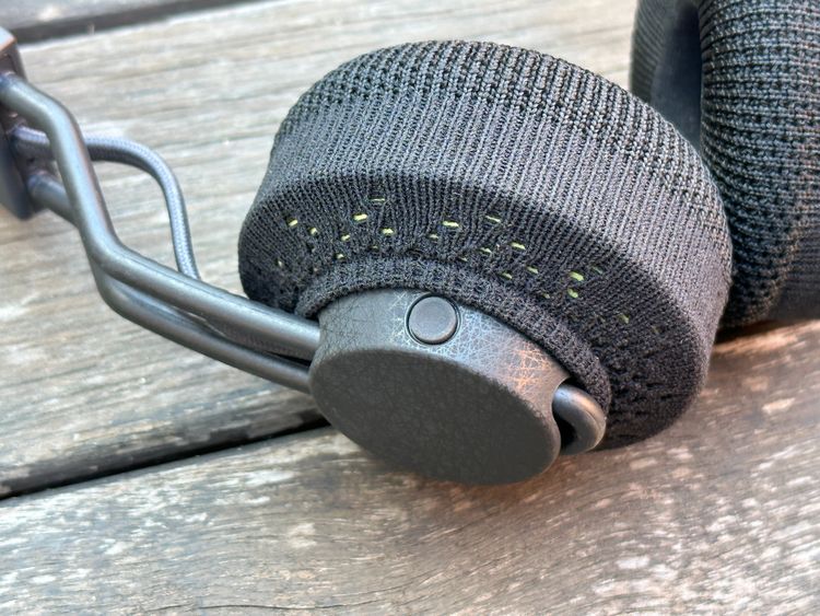 左側耳罩的功能按鈕。黃子倫攝