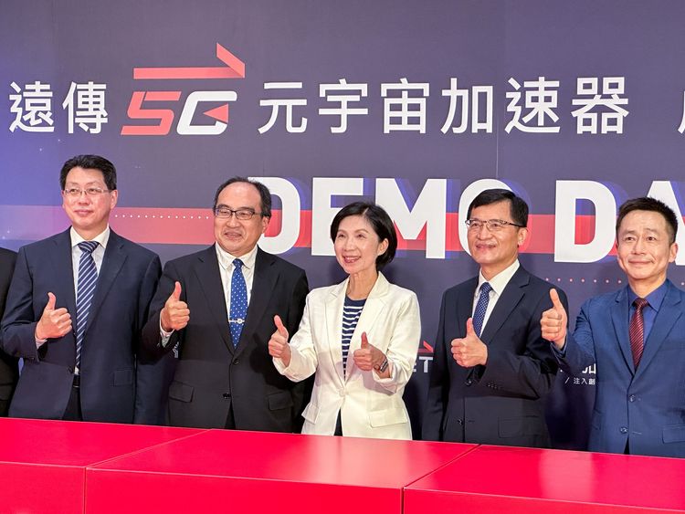 「遠傳5G元宇宙加速器」受政府機關與業界支持，左起行政院國家發展基金管理會副執行秘書蔡宜兼、數位發展部數位產業署首任署長呂正華、遠傳電信總經理井琪、經濟部中小企業處處長何晉滄、台灣愛立信總經理周大企。黃子倫攝