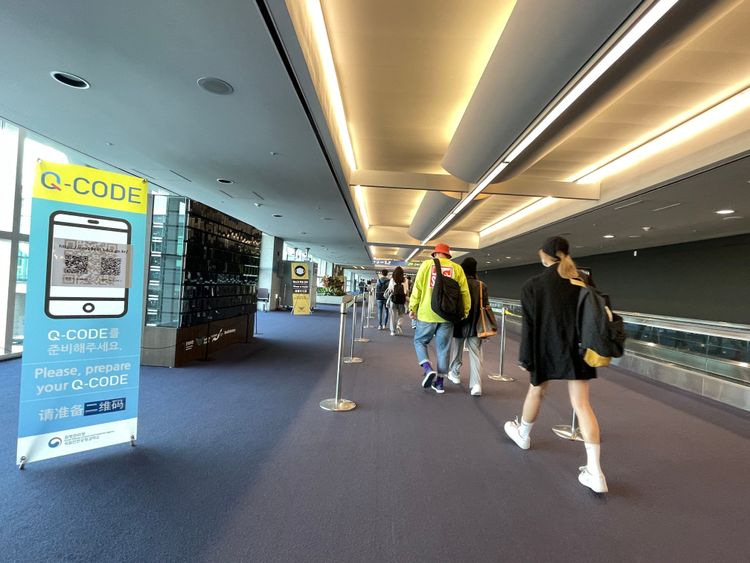但不管是以哪一種方式入境，旅客皆需於登機前填妥「入境檢疫資訊預填系統Q-code」。黃盈甄攝