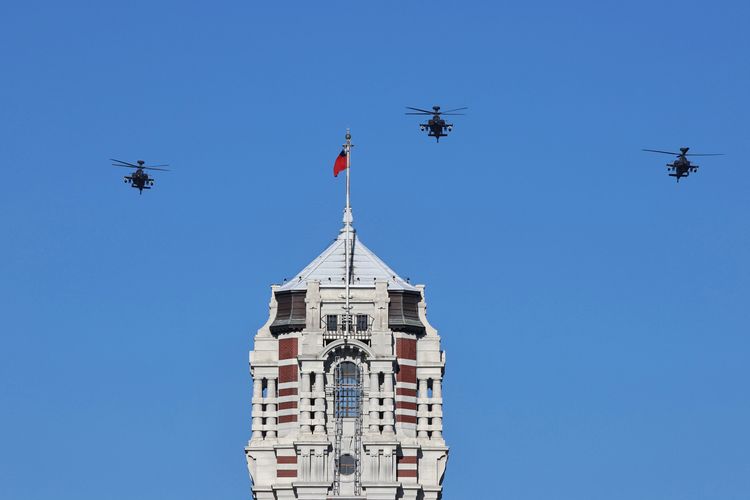直昇機飛越總統府上空。葉志明攝